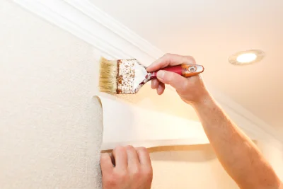 Pose de papier peint à Grâce-Uzel — revêtements muraux et toiles de verre